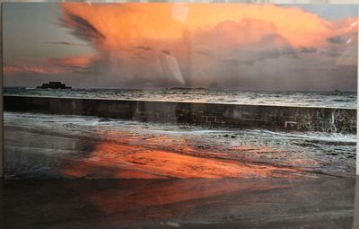 une photo d'une photo d'un coucher de soleil sur l'océan