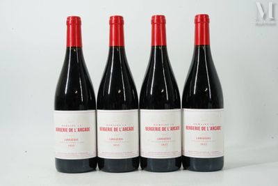 trois bouteilles de vin rouge posées sur une table blanche