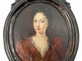 un vieux tableau représentant une femme en robe rouge, dans un cadre rond