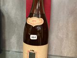 une bouteille de vin posée sur un comptoir