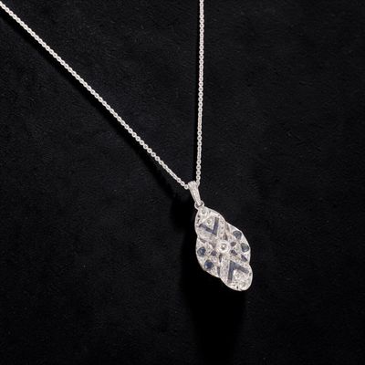 Collier en or gris 18k (750e), retenant un pendentif de form…