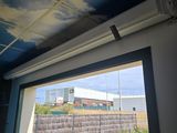 une photo montrant la vue d'un champ depuis une fenêtre