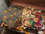 une valise remplie de différents types de tissus