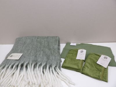une couverture et un pantalon posés sur une table