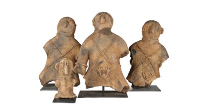 trois figurines représentant trois personnes accompagnées d'un chien, posées sur un socle