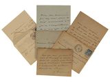 Plusieurs vieilles lettres et enveloppes sont empilées les unes sur les autres