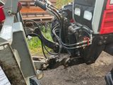 un tracteur garé sur le bord de la route
