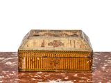 une petite boîte en bois posée sur une table