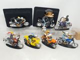 de nombreuses figurines représentant des personnes à moto, exposées dans une vitrine
