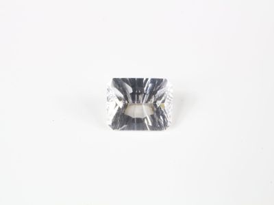 un gros plan d'un diamant de taille carrée sur une surface blanche
