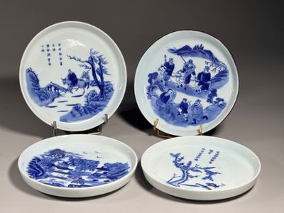 trois assiettes bleues et blanches à motifs posées sur une table