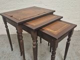paire de tables gigognes anciennes en bois, aux pieds tournés
