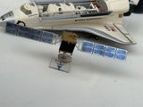 une maquette de navette spatiale exposée sur une table