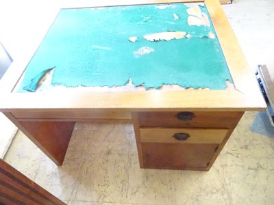 Un bureau avec le tapis en l'état