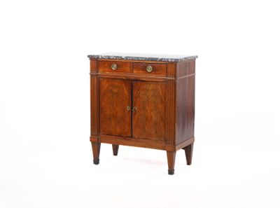 une image d'un petit meuble en bois avec un plateau en marbre