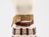 la ceinture est en cuir et est ornée d'un nœud