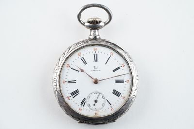une montre de poche en argent avec des chiffres romains