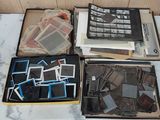 beaucoup de vieilles photos dans une boîte posée sur une table