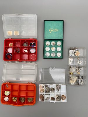 Cette boîte contient de nombreux types de bijoux différents
