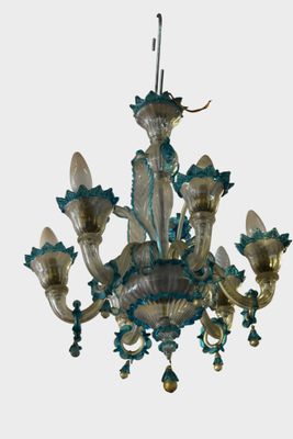 un lustre orné d'un motif bleu et blanc