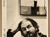 une photo en noir et blanc d'un homme portant des lunettes et une barbe