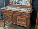 une commode en bois surmontée d'un miroir