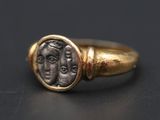 une bague en or avec une pièce romaine au centre