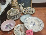 de nombreuses assiettes et vases posés sur une table dans une pièce
