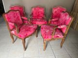 quatre chaises avec un revêtement rose, un revêtement rose, un revêtement rose, un revêtement rose, un revêtement rose, un revêtement rose, un revêtement rose, un revêtement rose