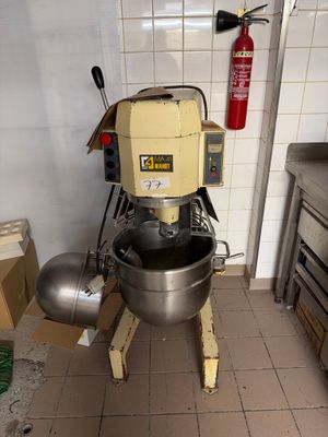 une photo d'une cuisine avec un mixeur et un extincteur