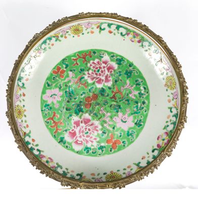 une image représentant une assiette verte et rose ornée de fleurs