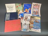un grand nombre de livres avec des images sur une table