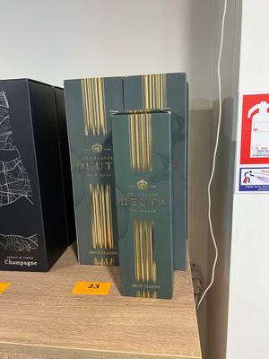 trois livres posés côte à côte sur une étagère