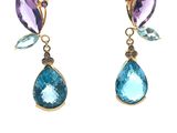 une paire de boucles d'oreilles ornées de pierres bleues et violettes