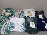 beaucoup de vêtements qui traînent sur un canapé