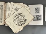 plusieurs vieux livres sont empilés sur une table