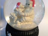 une boule à neige avec un bonhomme de neige à l'intérieur