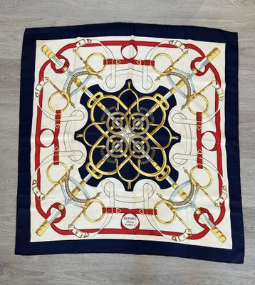 un foulard carré orné d'un motif doré et bleu
