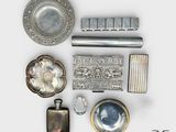 beaucoup d'objets en argent posés sur une table