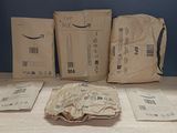 trois sacs en papier posés les uns à côté des autres sur une table
