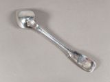 une cuillère en argent avec un manche de cuillère sur une surface blanche