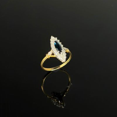 une bague en or sertie d'une pierre bleue et de diamants blancs