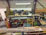 une vue en plan d'un atelier contenant de nombreux outils