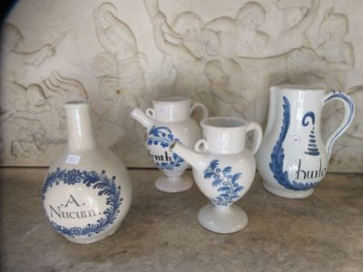 Deux chevrettes, une portant une étiquette Nevers début XVII…