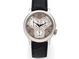 une photo d'une montre argentée avec un bracelet en cuir noir