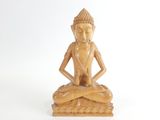 statue d'une personne assise en position du lotus sur un fond blanc