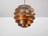 un gros plan d'un luminaire de couleur cuivrée suspendu au plafond