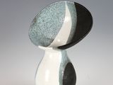 sculpture en céramique en noir et blanc représentant un champignon sur une surface blanche