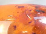 un gros plan d'un grand objet orange posé sur une table