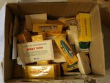 une boîte contenant différents types de fromages